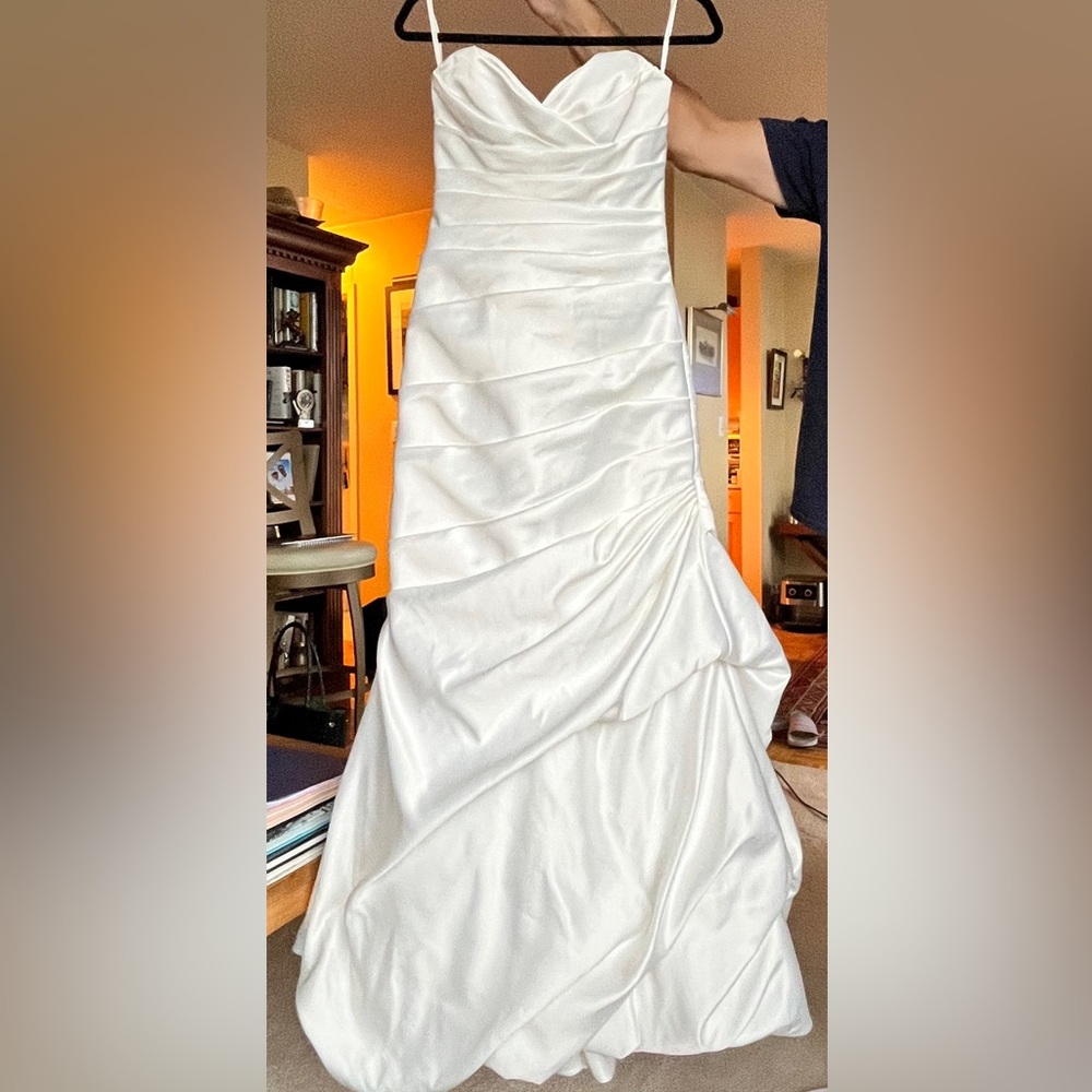 Beautiful wedding Dress Mikaella Sz medium
Made in Canada